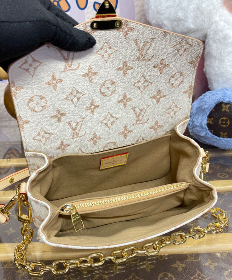 Louis Vuitton Pochette Metis East West M46914 Cream